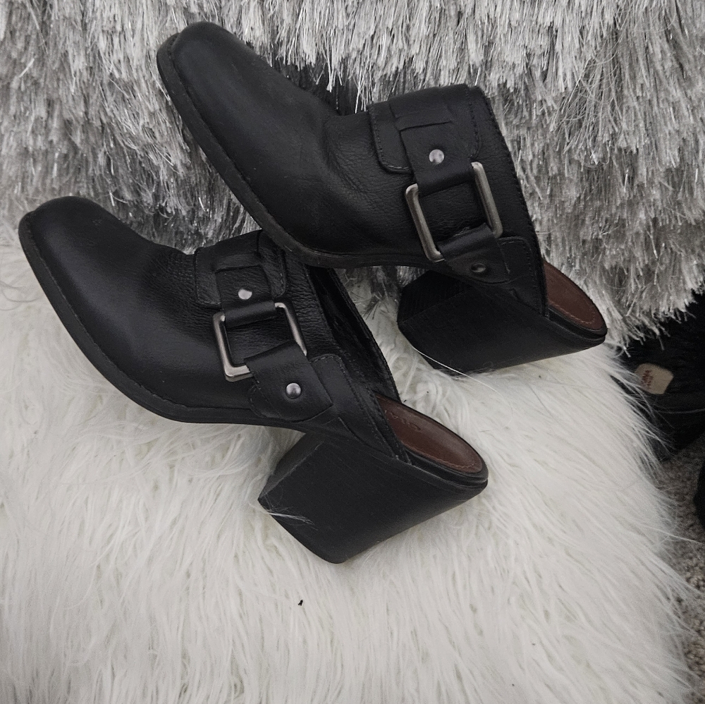 Gently worn leather slip on heel boots Gianni Bini